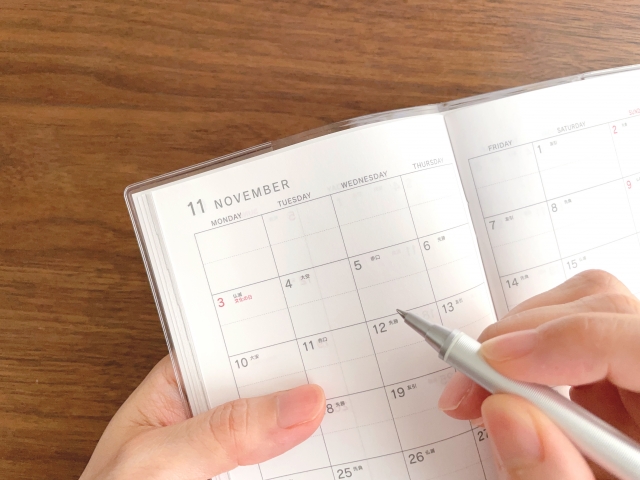 カレンダーにメモを書くシーン