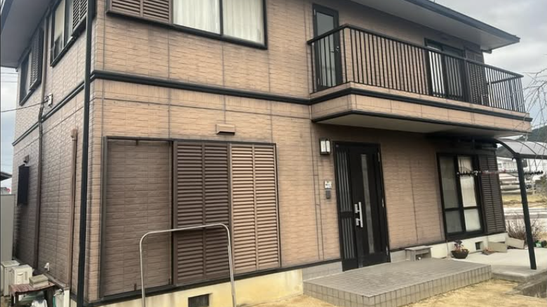 香川県東かがわ市の住宅の外壁塗装前で汚れた外壁