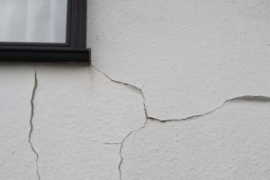 ひび割れた外壁